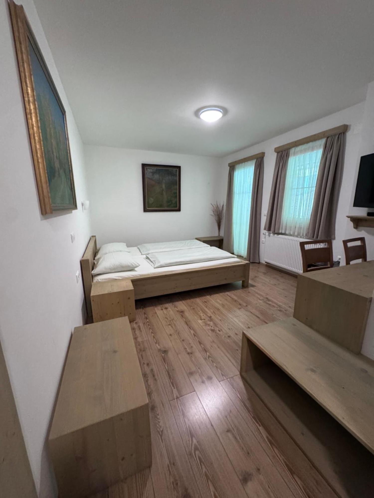 Guesthouse Tolc Spodnja Sorica Ngoại thất bức ảnh